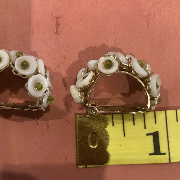 Vintage Hong Kong Clip ons earrings - Picture 4 of 4